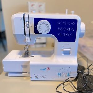 Luby Compact Beginner Sewing Machine